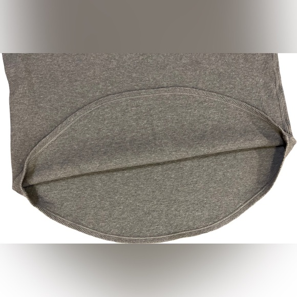 Lululemon Women’s Gray Waffle Knit Short Sleeve Tee Shirt Workout Top - Picture 7 of 11